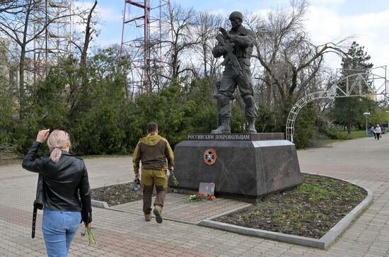 Возложение цветов к портрету В. Татарского в Луганске