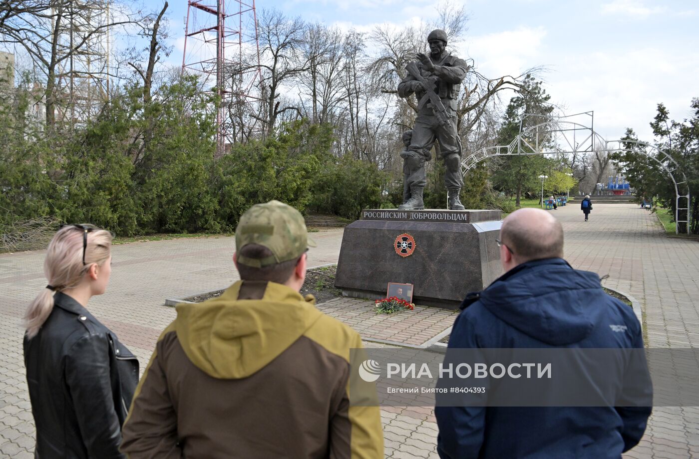 Возложение цветов к портрету В. Татарского в Луганске