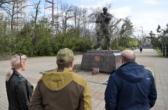 Возложение цветов к портрету В. Татарского в Луганске