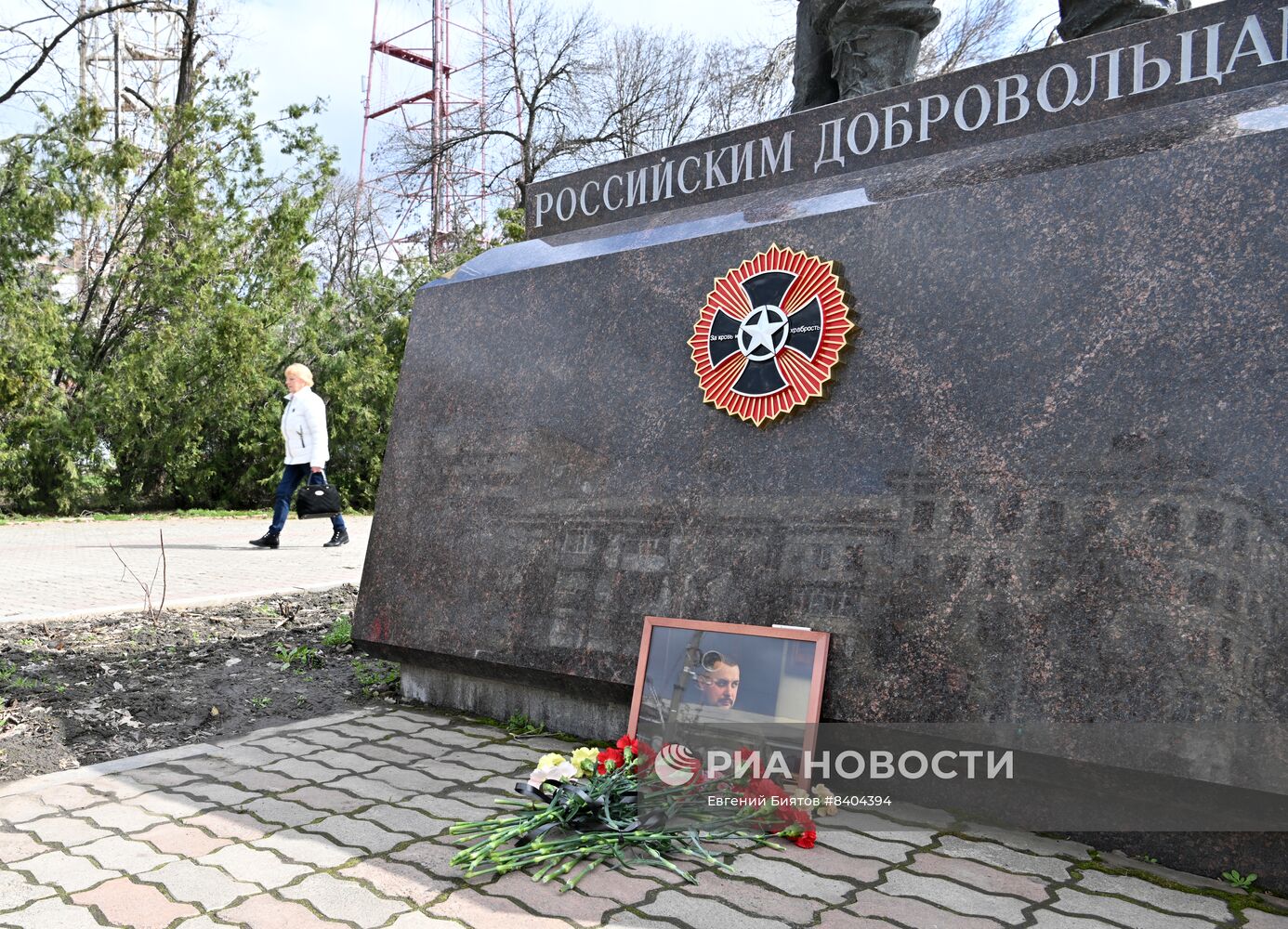 Возложение цветов к портрету В. Татарского в Луганске