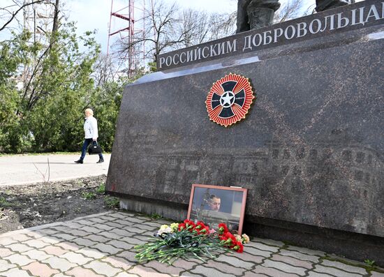 Возложение цветов к портрету В. Татарского в Луганске