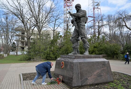 Возложение цветов к портрету В. Татарского в Луганске