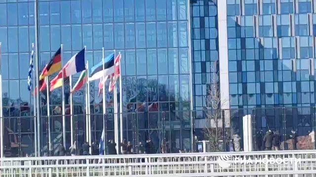 Флаг Финляндии поднят в штаб-квартире НАТО в Брюсселе