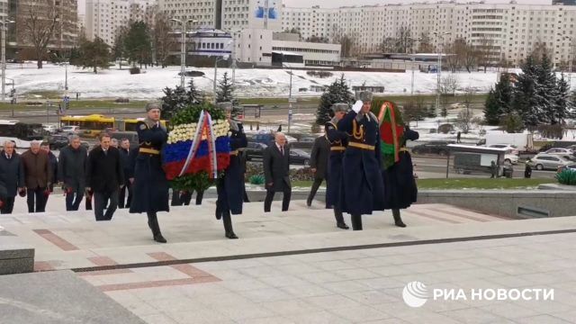Сергей Нарышкин и КГБ Белоруссии Иван Тертель  возложили венки к стеле "Минск - город-герой"