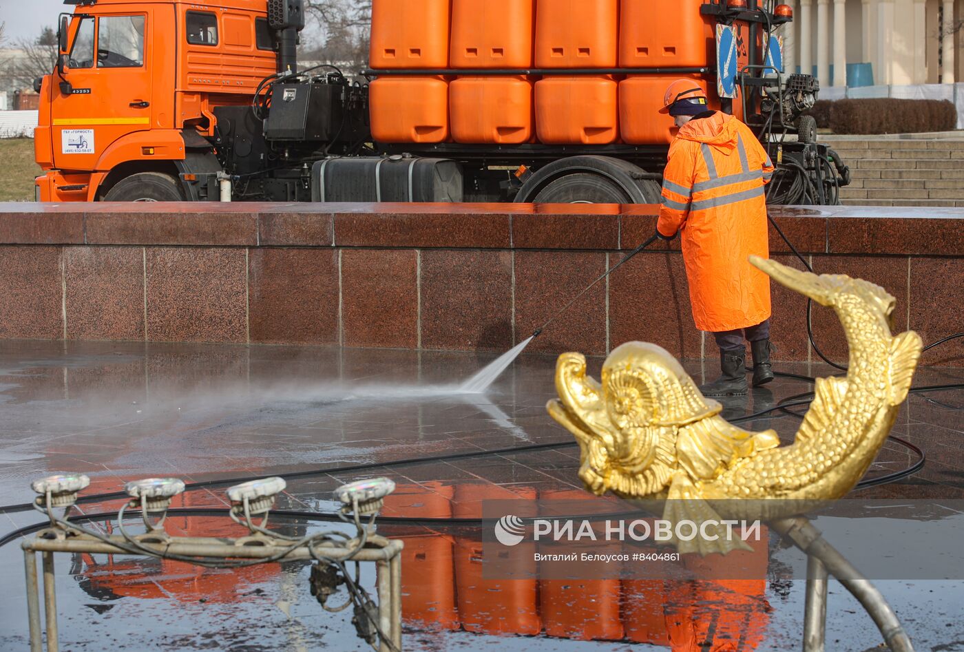 Промывка фонтана "Дружба народов" на ВДНХ