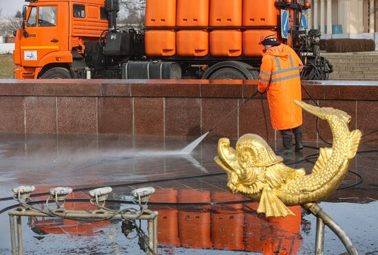 Промывка фонтана "Дружба народов" на ВДНХ