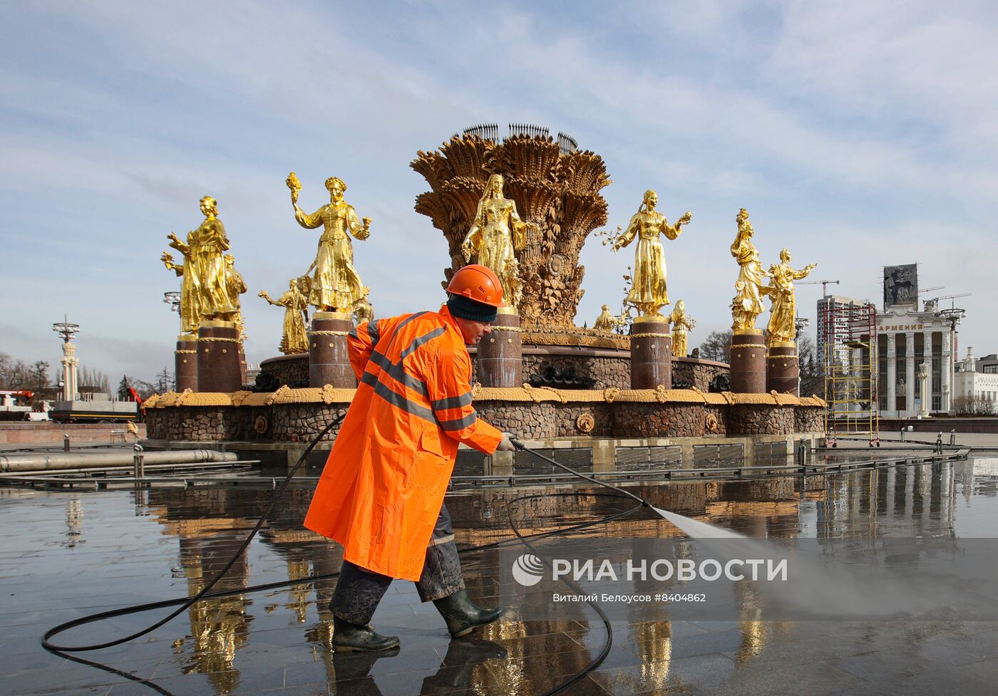 Промывка фонтана "Дружба народов" на ВДНХ