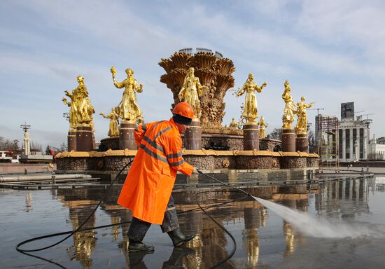 Промывка фонтана "Дружба народов" на ВДНХ