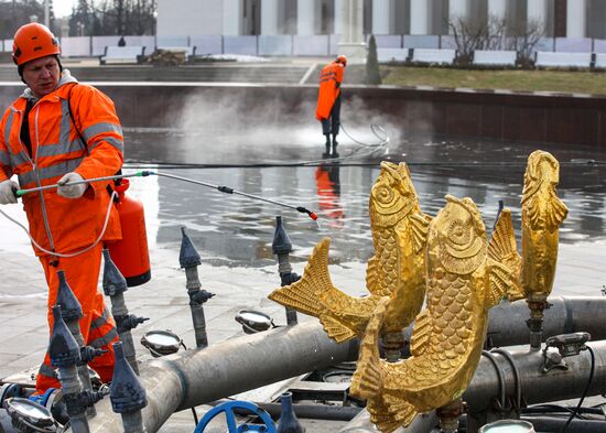 Промывка фонтана "Дружба народов" на ВДНХ