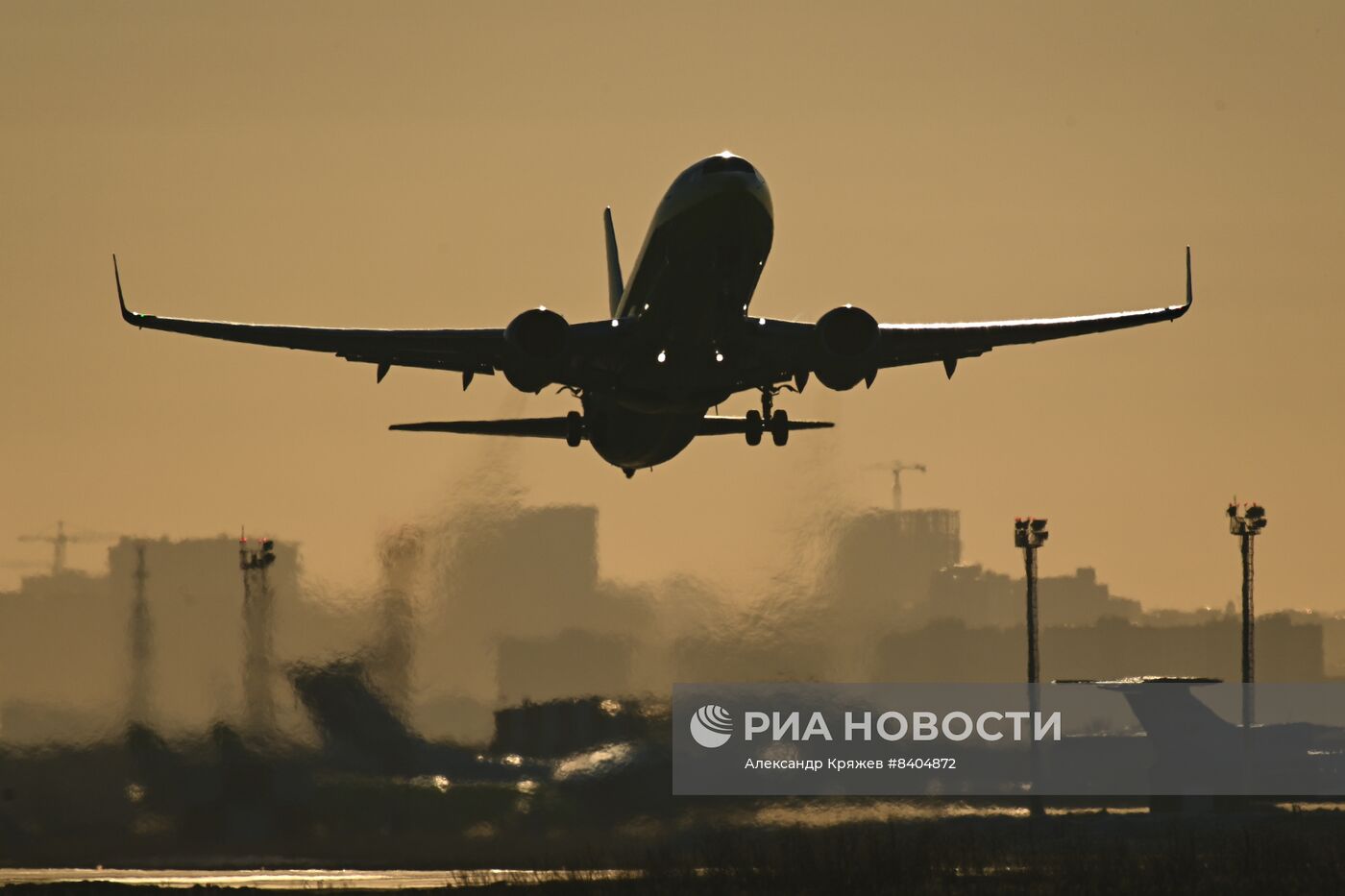 Самолеты в аэропорту "Толмачево"