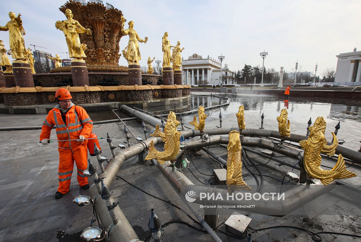 Промывка фонтана "Дружба народов" на ВДНХ