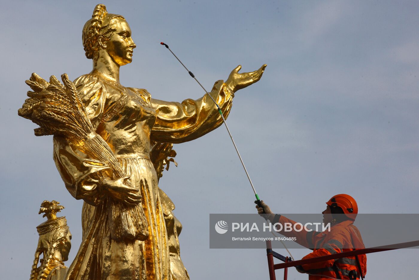 Промывка фонтана "Дружба народов" на ВДНХ