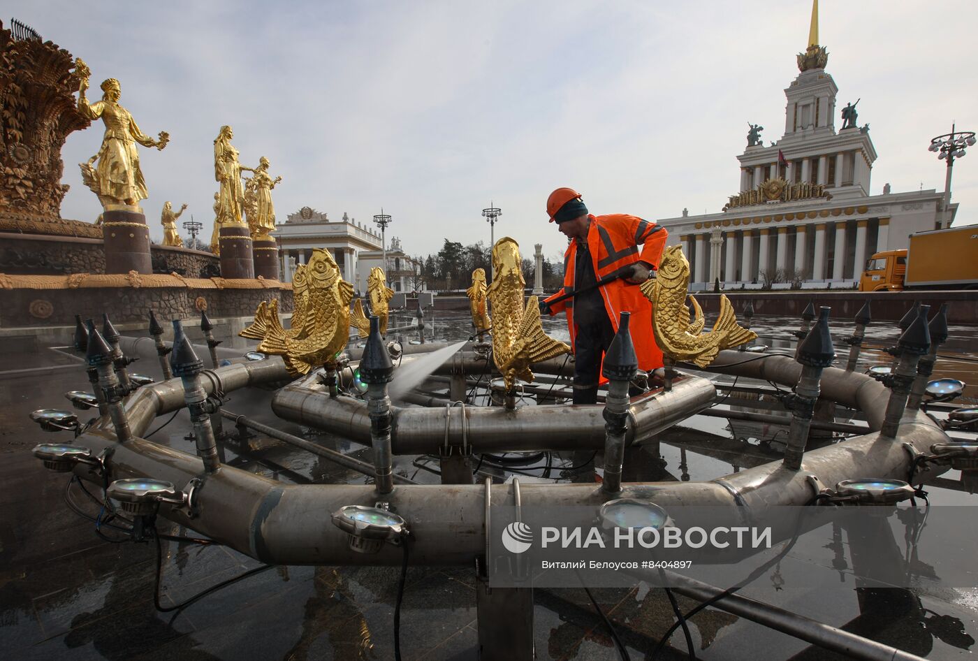 Промывка фонтана "Дружба народов" на ВДНХ