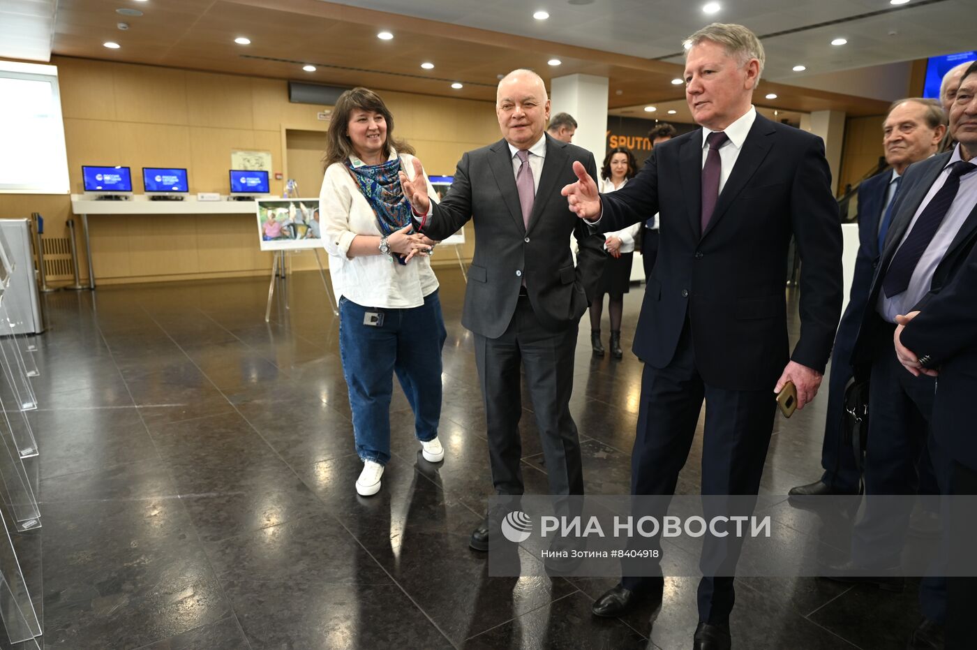 Открытие фотовыставки к 85-летию со дня рождения В.С. Черномырдина