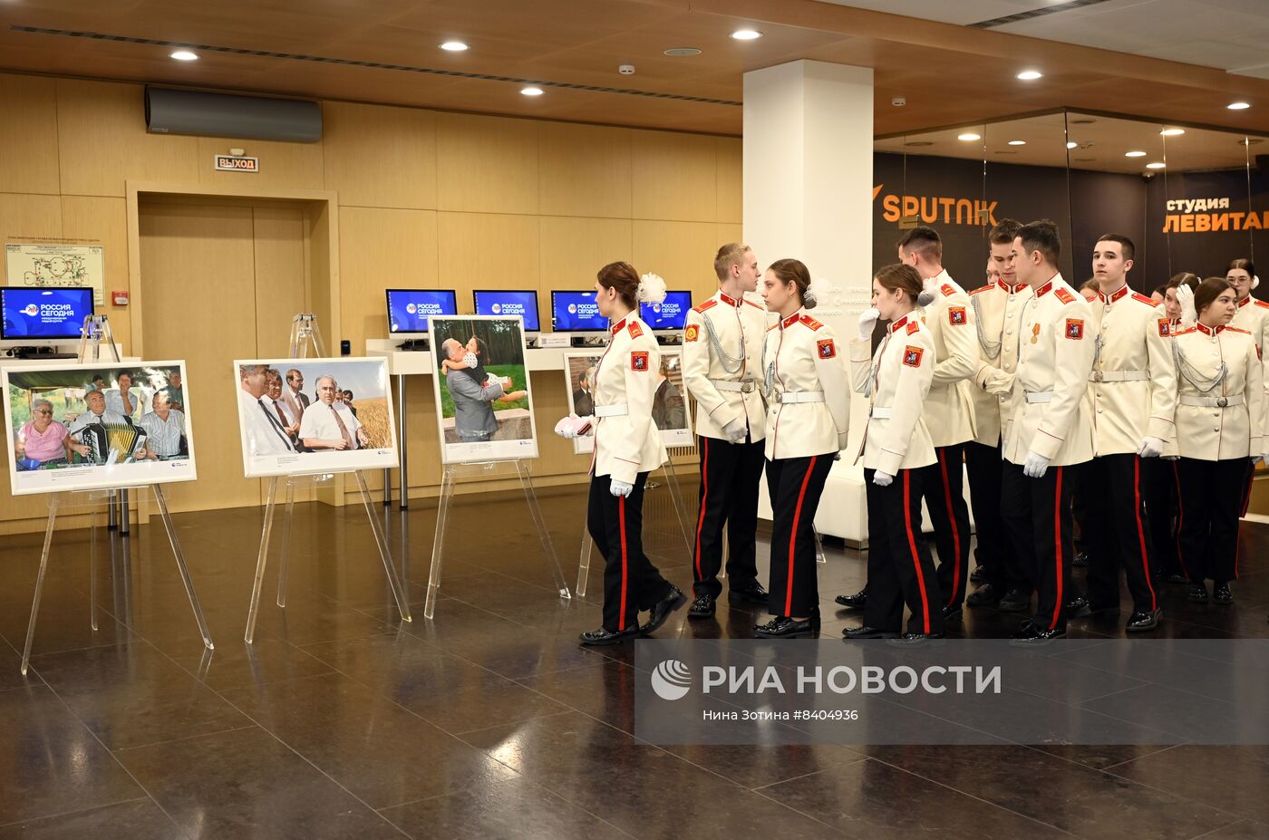 Открытие фотовыставки к 85-летию со дня рождения В.С. Черномырдина