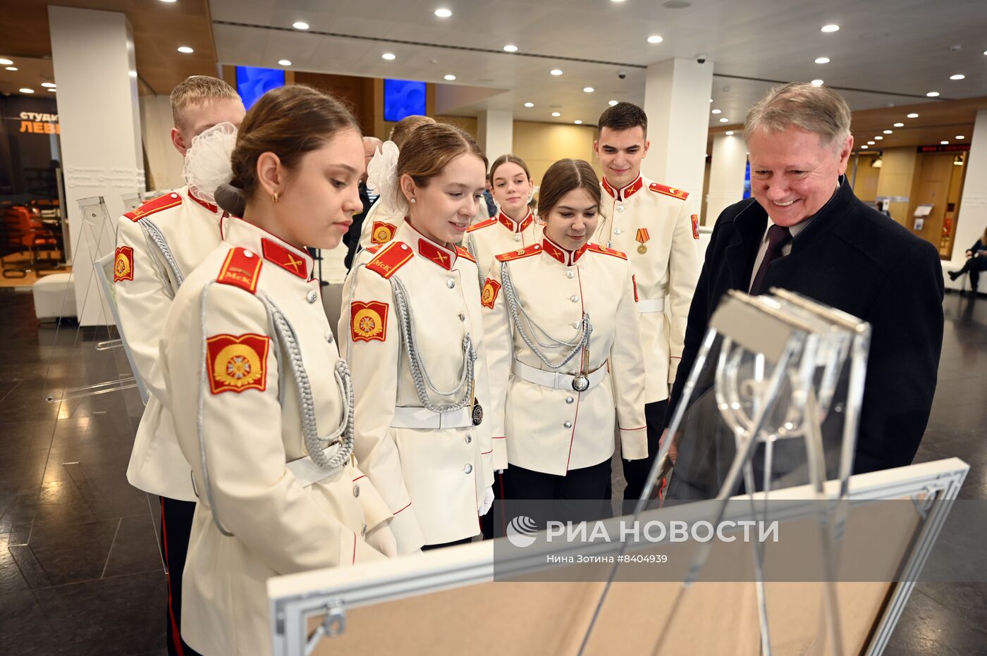 Открытие фотовыставки к 85-летию со дня рождения В.С. Черномырдина