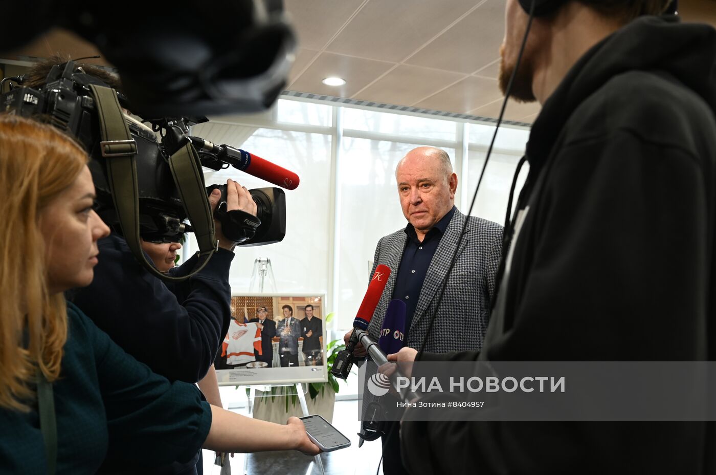 Открытие фотовыставки к 85-летию со дня рождения В.С. Черномырдина