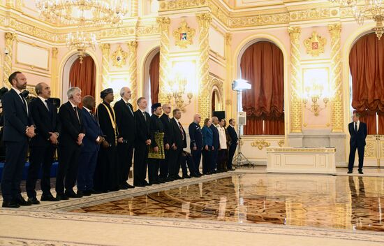 Президент РФ В. Путин принял верительные грамоты у вновь прибывших послов иностранных государств