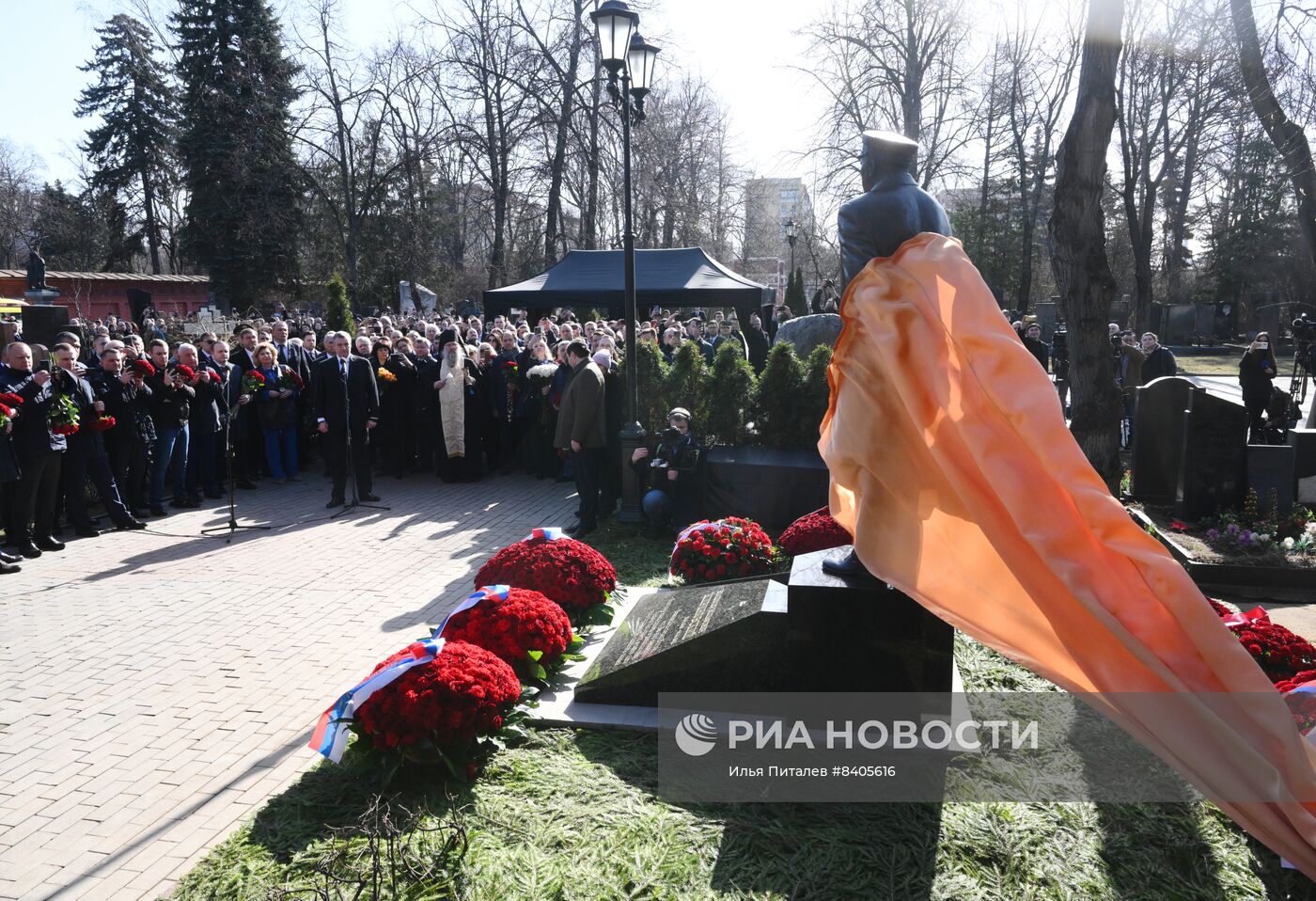 Открытие памятника основателю ЛДПР В. Жириновскому на Новодевичьем кладбище