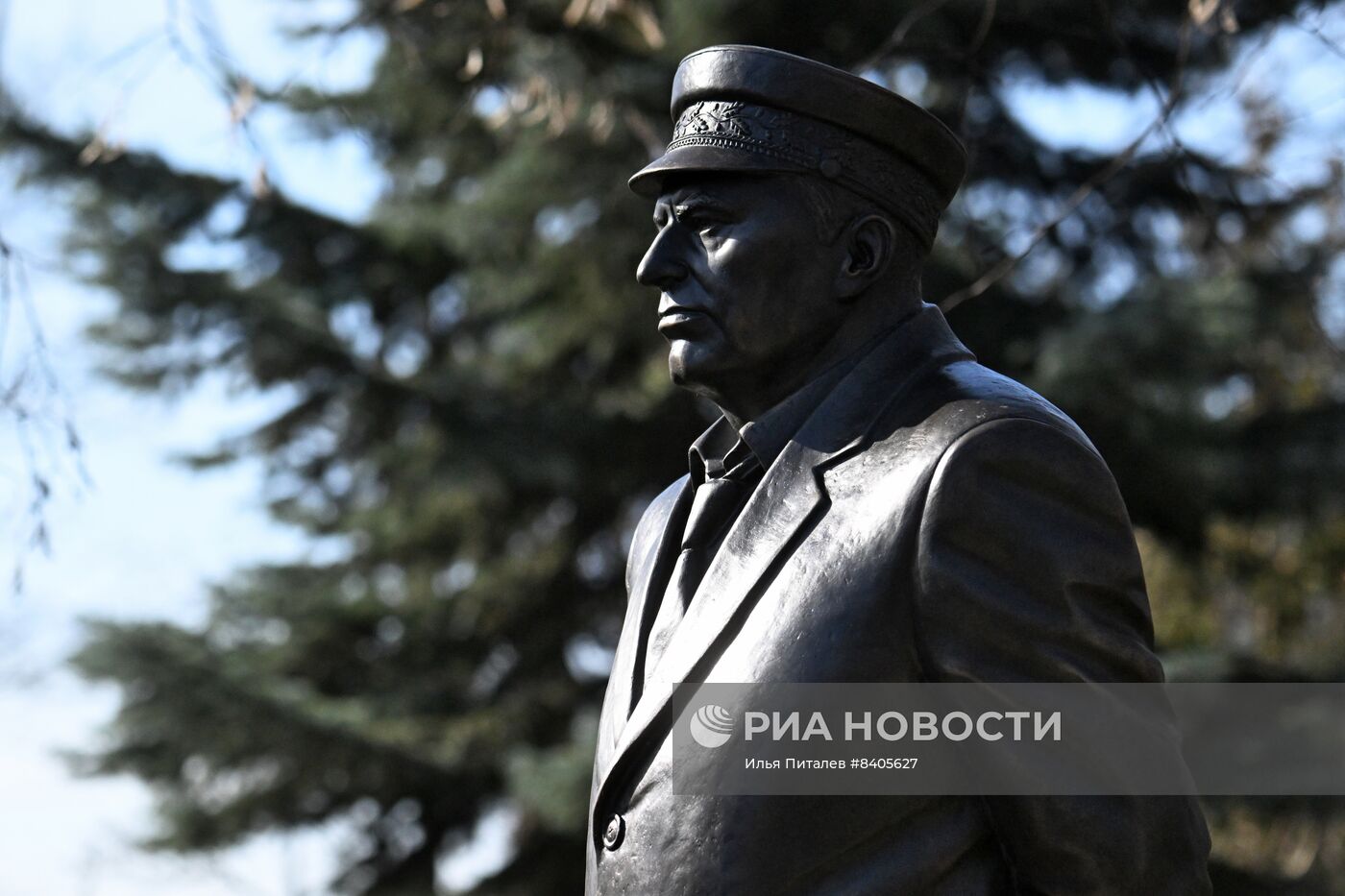 Открытие памятника основателю ЛДПР В. Жириновскому на Новодевичьем кладбище