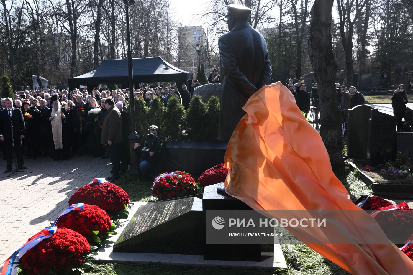 Открытие памятника основателю ЛДПР В. Жириновскому на Новодевичьем кладбище