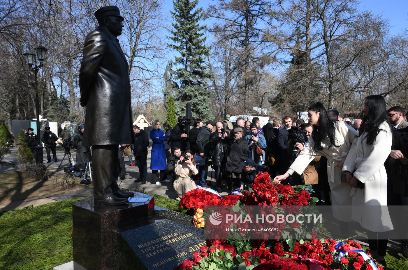 Открытие памятника основателю ЛДПР В. Жириновскому на Новодевичьем кладбище