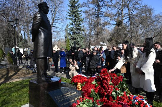 Открытие памятника основателю ЛДПР В. Жириновскому на Новодевичьем кладбище