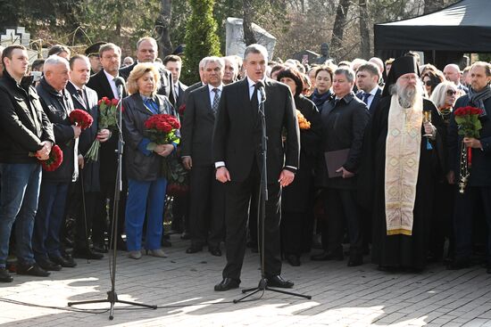 Открытие памятника основателю ЛДПР В. Жириновскому на Новодевичьем кладбище