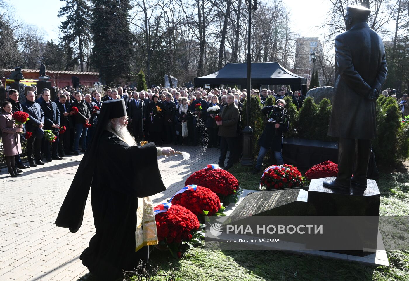 Открытие памятника основателю ЛДПР В. Жириновскому на Новодевичьем кладбище