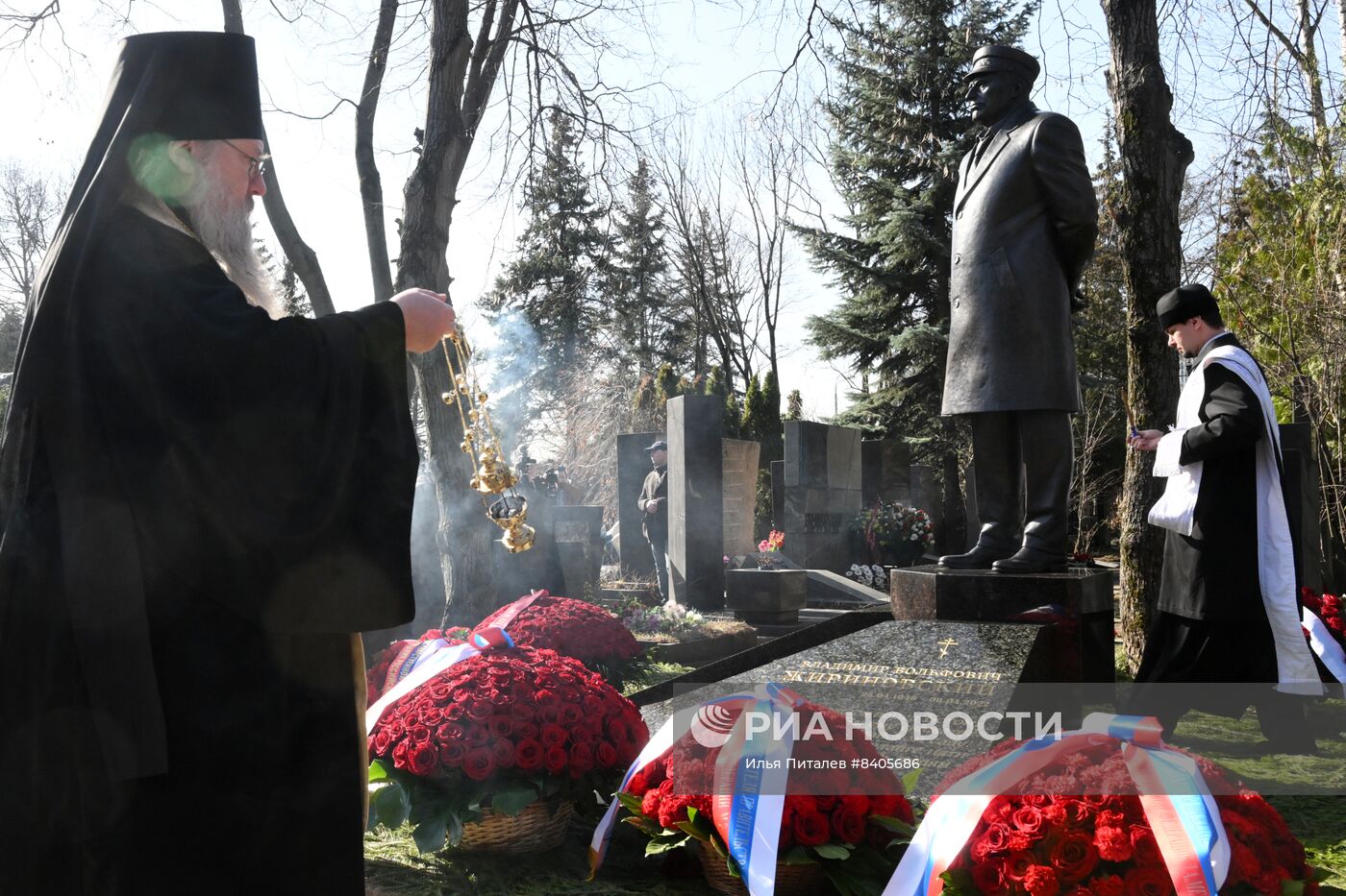 Открытие памятника основателю ЛДПР В. Жириновскому на Новодевичьем кладбище