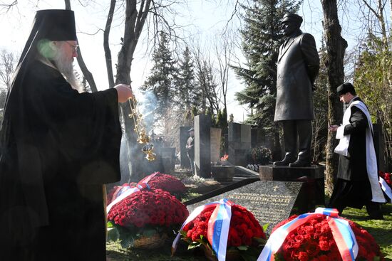 Открытие памятника основателю ЛДПР В. Жириновскому на Новодевичьем кладбище