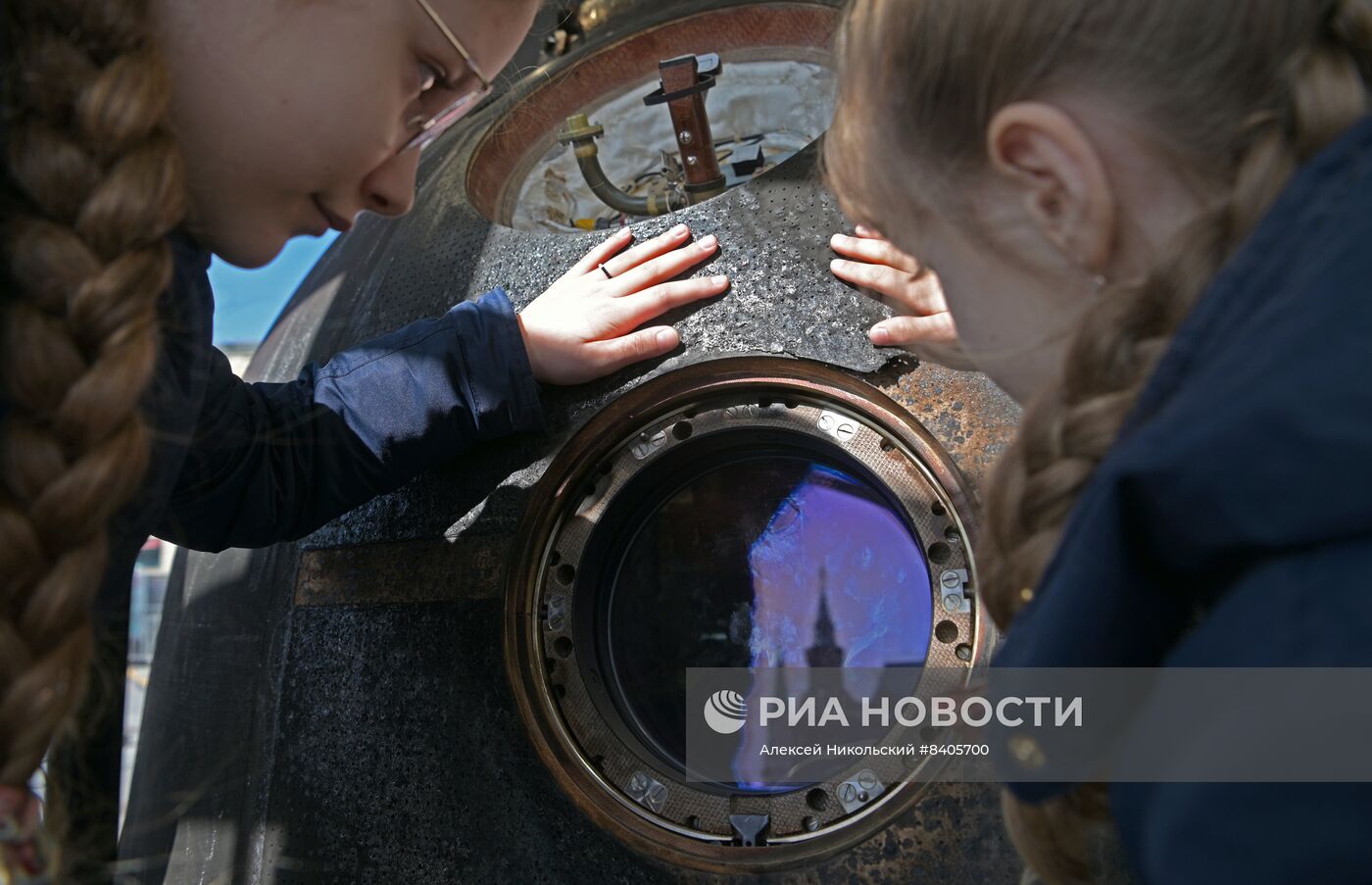 Спускаемый аппарат корабля "Союз МС-18" установили в центре Москвы