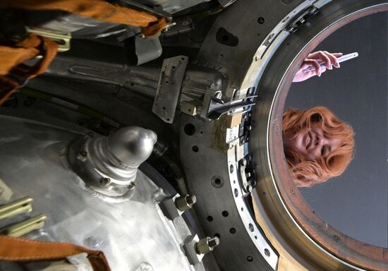 Спускаемый аппарат корабля "Союз МС-18" установили в центре Москвы