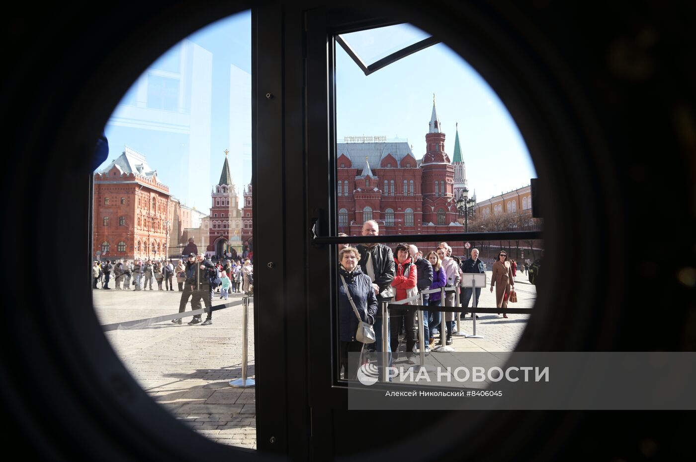 Спускаемый аппарат корабля "Союз МС-18" установили в центре Москвы