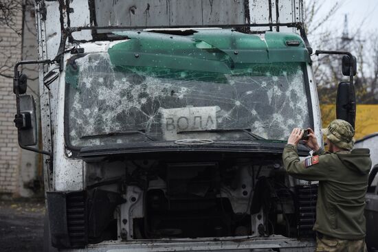 Последствия удара ВСУ по автопарку в Донецке