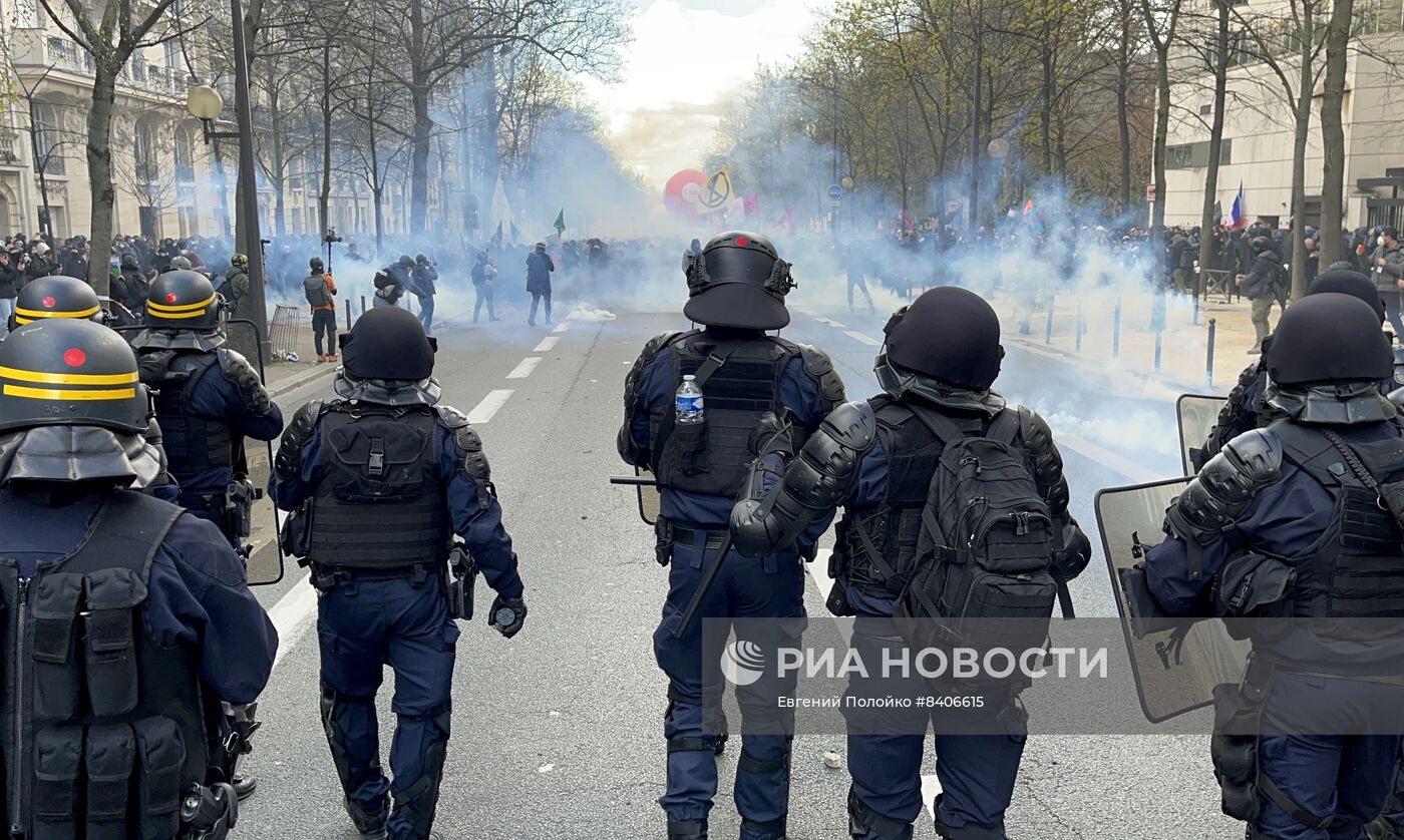 Протесты против пенсионной реформы в Париже