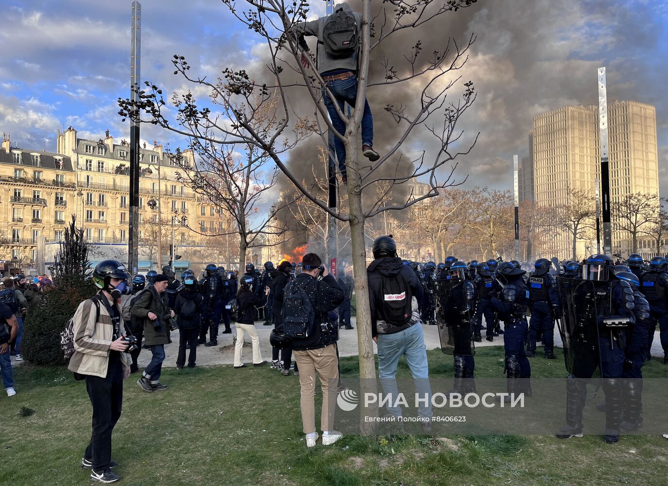 Протесты против пенсионной реформы в Париже