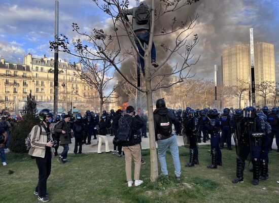 Протесты против пенсионной реформы в Париже