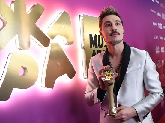 Премия муз тв 2024 церемония награждения. Жара Music Awards. Жара Мьюзик эвордс 2024 Миша Марвин. Чина на премии жара.