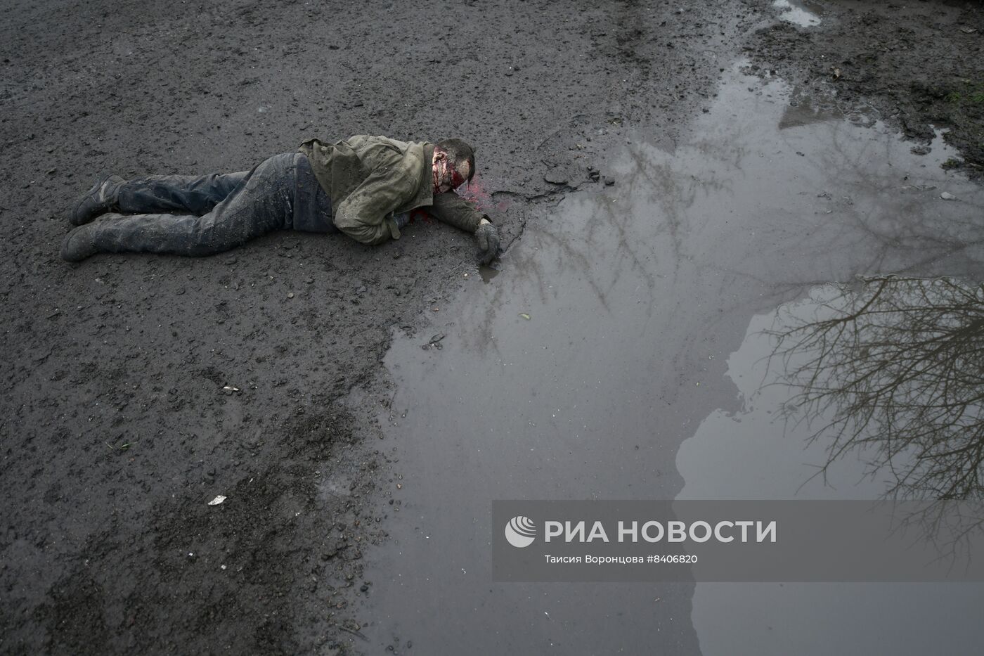 Последствия удара ВСУ по автопарку в Донецке