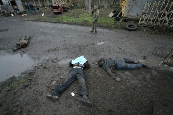 Последствия удара ВСУ по автопарку в Донецке