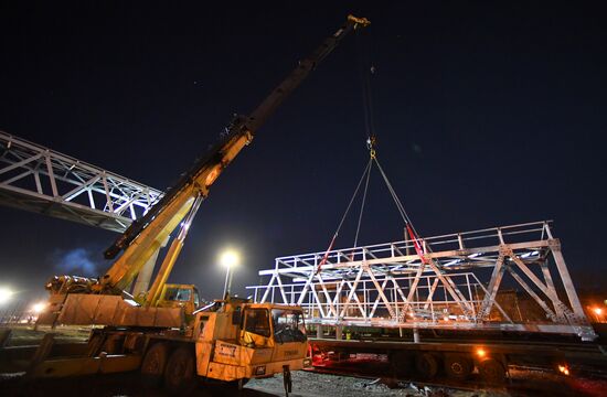 Транспортировка пролетов алюминиевого моста в Красноярске