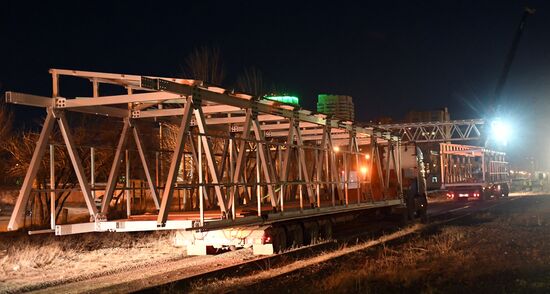 Транспортировка пролетов алюминиевого моста в Красноярске