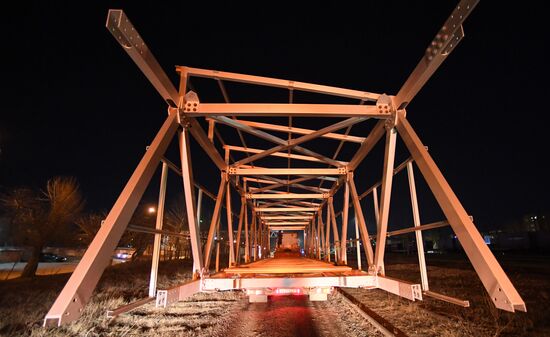 Транспортировка пролетов алюминиевого моста в Красноярске