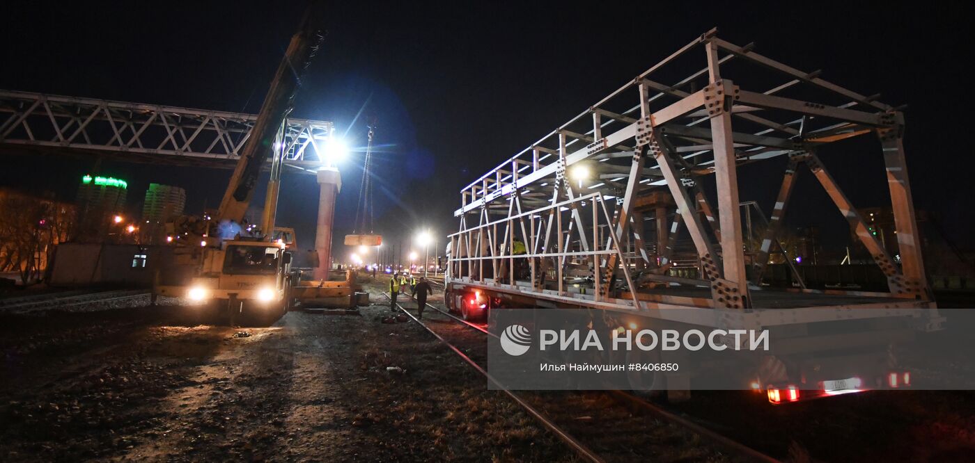 Транспортировка пролетов алюминиевого моста в Красноярске