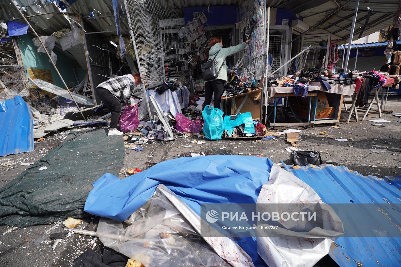 Последствия обстрела рынка в Донецке