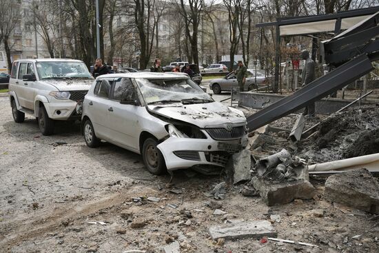 Последствия обстрела рынка в Донецке