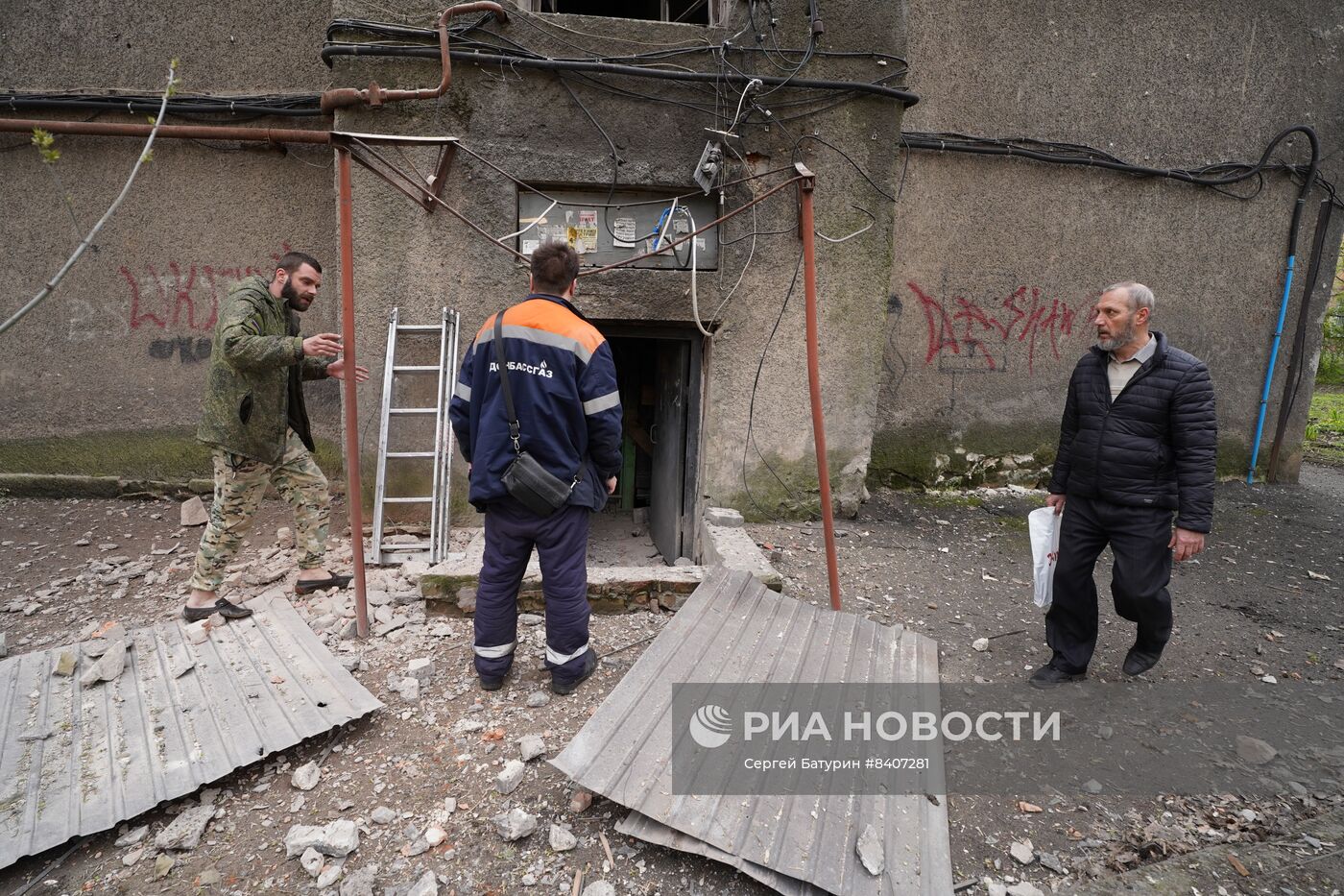 Последствия обстрела рынка в Донецке