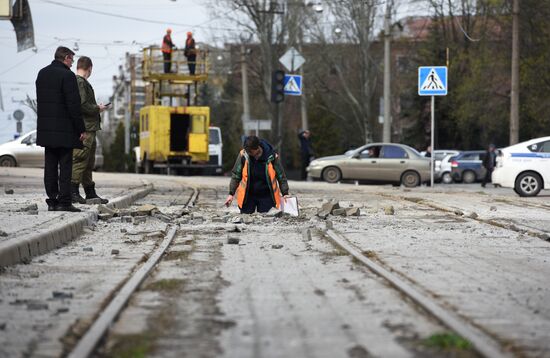 Последствия обстрела рынка в Донецке