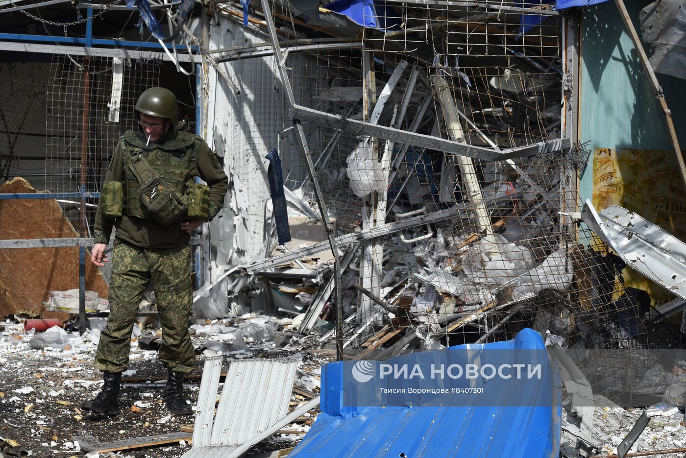 Последствия обстрела рынка в Донецке